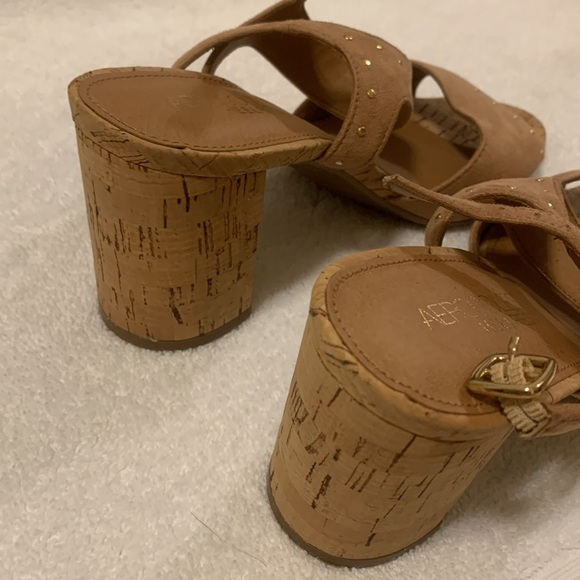 Platform Sandals women’s 7.5, lightly worn, 3 1/2in heel, tan and gold - Picture 3 of 3